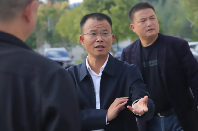 新晃縣委常委、縣委政法委書記楊海濱到我校視察、指導(dǎo)學(xué)校工作